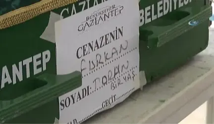 Kazada Ölen Baba ve İki Çocuğu Yan Yana Defnedildi