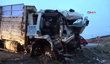 Konya Kamyonlar Kafa Kafaya Çarpıştı: 1 Ölü, 1 Yaralı