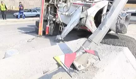 Başakşehir'de Virajı Alamayan Beton Mikseri Yola Devrildi