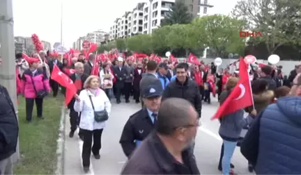 Bursa'da Coşkulu 23 Nisan Yürüyüşü