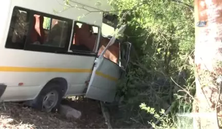 Adana'da Trafik Kazası: 1'i Ağır, 13 Öğrenci Yaralı