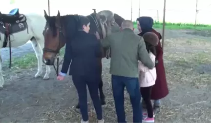 Down Sendromlu ve Otizmli Çocuklar Ata Bindi