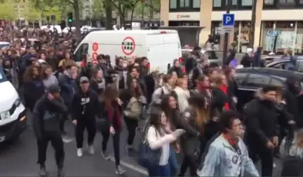 Gençler Paris'te Protesto Ediyor: 