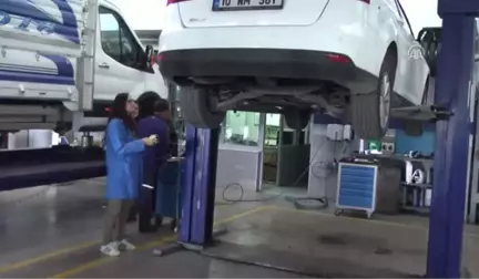 Kız Öğrenciler Motor Başında