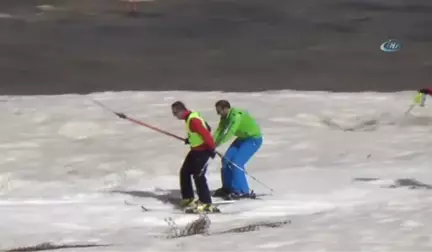 Hakkari'de Valilik Kupası Kayak Yarışması Düzenlendi