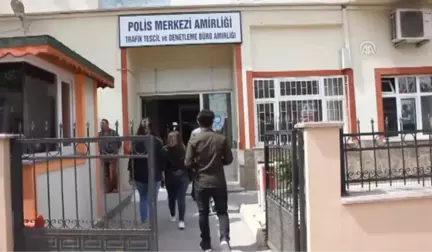 Üniversite Öğrencileri Yolda Buldukları Parayı Polise Teslim Etti