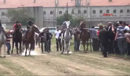 Edirne'de Atlar Kakava Için Koştu