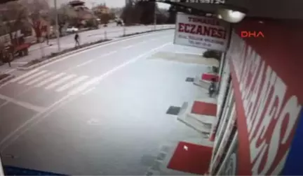 Kayseri Otomobil, Hastane Önünde Duran Traktöre Çarptı: 3 Yaralı