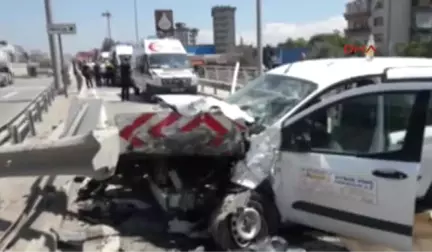 Kocaeli Ticari Araç Yol Ayrımındaki Bariyerlere Çarptı: 5 Yaralı