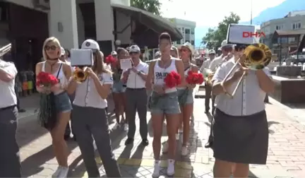 Kemer'de 'Yaza 'Merhaba' Şenliği Düzenlendi