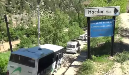 Toprak Yola Karanfil Atıp Asfalt Yol İstediler