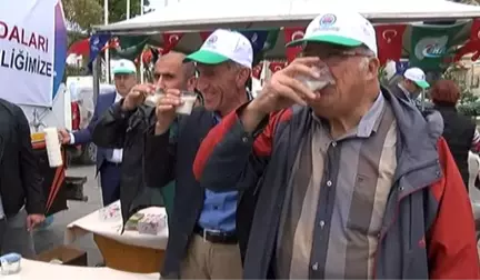 Bakırköy Meydanı'nda Tankerle Sıcak Süt Dağıtıldı