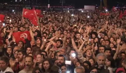 Izmir'de Havai Fişekli, Konserli Kutlama