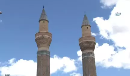 Gökmedrese'deki 750 Yıllık Çinilerin Asitle Temizlenip Boyandığı İddiası