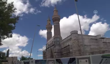 Gökmedrese'nin Çinilerinin Asitle Kazındığı Iddiası