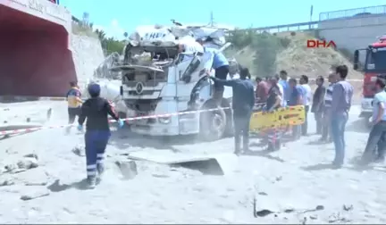 Hakkari Beton Mikseriyle Köprüden Uçtu