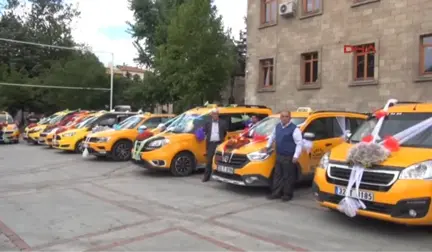 Isparta Yenilenen Taksilere 'Kadına Şiddete Hayır' Çıkartması Yapıştırıldı