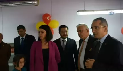 Eşine Doğum Günü Hediyesi Olarak Kütüphane Hediye Etti