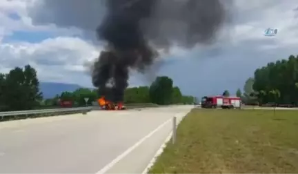 Seyir Halindeki Otomobil Alev Alev Yandı