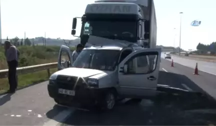 Adana'da Tır, Otobanda Bir Araca Arkadan Çarptı: 2 Yaralı