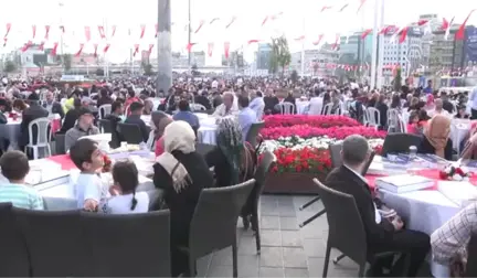 Yunan Turizmciler, Taksim'de Iftar Sofrasında