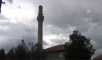 Şiddetli Rüzgar Cami Minaresini Yıktı