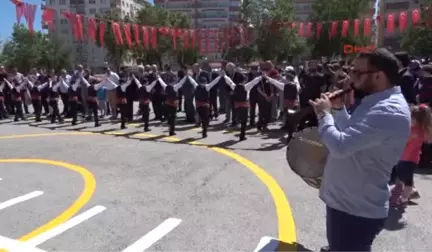 Erzurum Vali El Öpüp, Karne Dağıttı