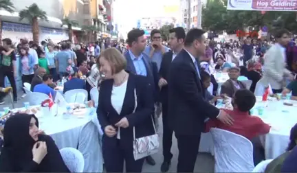 Van'da 13 Bin Kişilik Iftar Sofrası Kuruldu