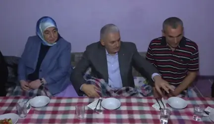 Başbakan Sancektepe'de Bir Ailenin Iftarına Katıldı