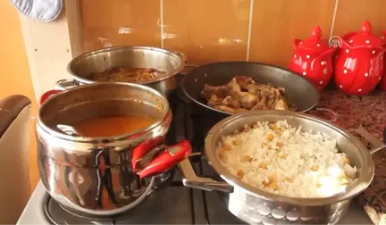 Iftar Vakti Kapısını Çaldıkları Yoksulların Yüzünü Güldürüyorlar