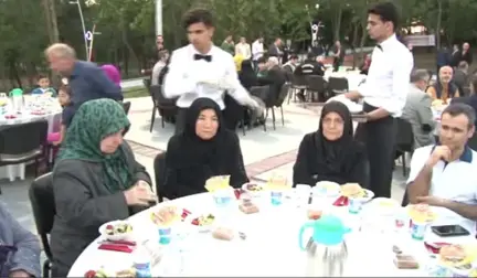 Şehit Yakınları ve Gaziler Esenler'de Kurulan Iftar Sofrasında Buluştu