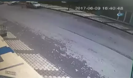 Motosiket Sürücüsü Küçük Çocuğa Çarpıp Böyle Kaçtı