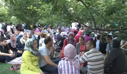 Bağcılarlı Vatandaşlar Kayısı Bahçesinde Iftar Açtı