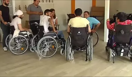 Semiha Kibar'dan İhtiyaç Sahiplerine Tekerlekli Sandalye Bağışı