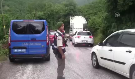 Jandarma Aracı Ile Otomobil Çarpıştı: 3 Yaralı