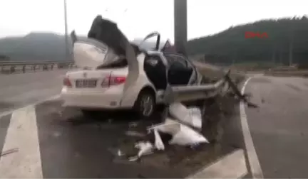 Sakarya Otomobil Bariyerlere Ok Gibi Saplandı: 1 Ölü 4 Yaralı