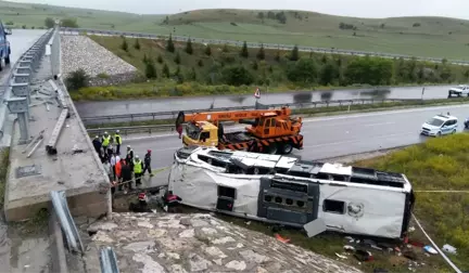 Yolcu Otobüsü Üst Geçitten Uçtu: 48 Yaralı