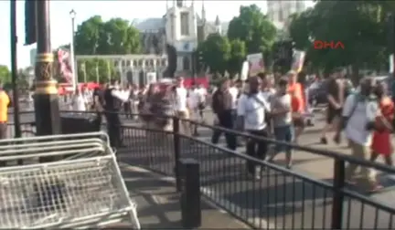 Londra'da Hükümet Protesto Edildi