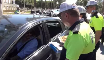 Trafik Polisleri Bu Sefer Şeker ve Lokum Dağıttı