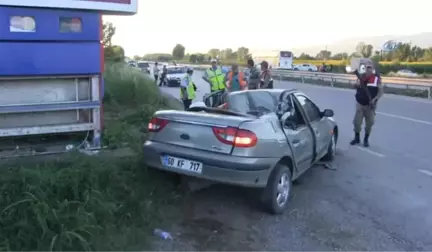 Otomobil Tabelaya Çarptı: 1 Ölü, 4 Yaralı