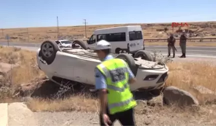 Şanlıurfa Sollarken Tır'a Çarpan Otomobil Devrildi: 4 Yaralı