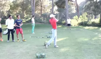 Ünlü Raketler Golf Oynadı