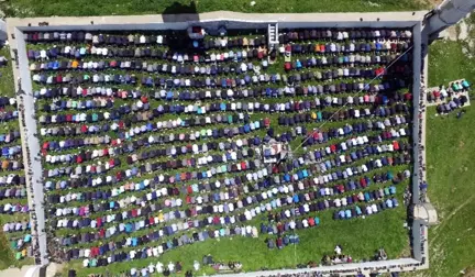 Ne Kubbesi, Ne Çatısı Var! Bu Camide İnsanlar 556 Yıldır Çimeni Seccade Ederek Namaz Kılıyor