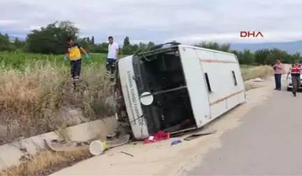 Erzincan'da Tarım Işçilerini Taşıyan Midibüs Devrildi, Kazada 20 Kadın Işçi Yaralandı.