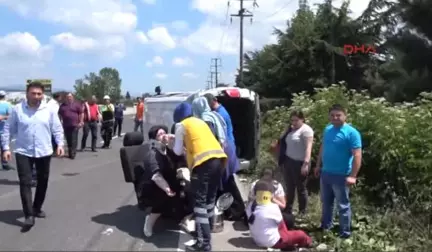 Düzce'de Minibüs ve Otomobil Çarpıştı: 4 Yaralı