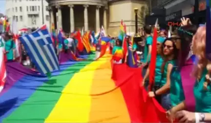 Pride In London' Yürüyüşü Büyük Ilgi Gördü