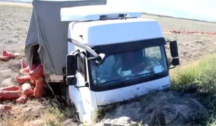Tır Şarampole Devrildi: 5 Yaralı