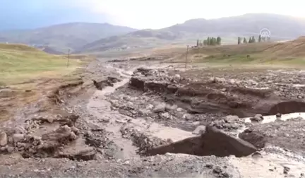 Başkale'de Sağanak ve Dolu Etkili Oldu