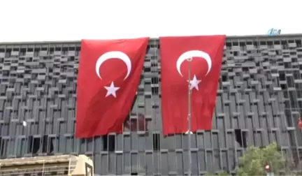 Taksim Meydanı Bayraklarla Donatıldı