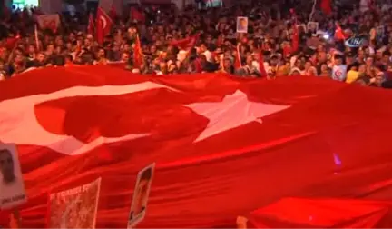 Antalya'da On Binler Demokrasi Nöbeti İçin Meydanları Doldurdu